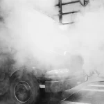 szary-dym-z-rury-wydechowej